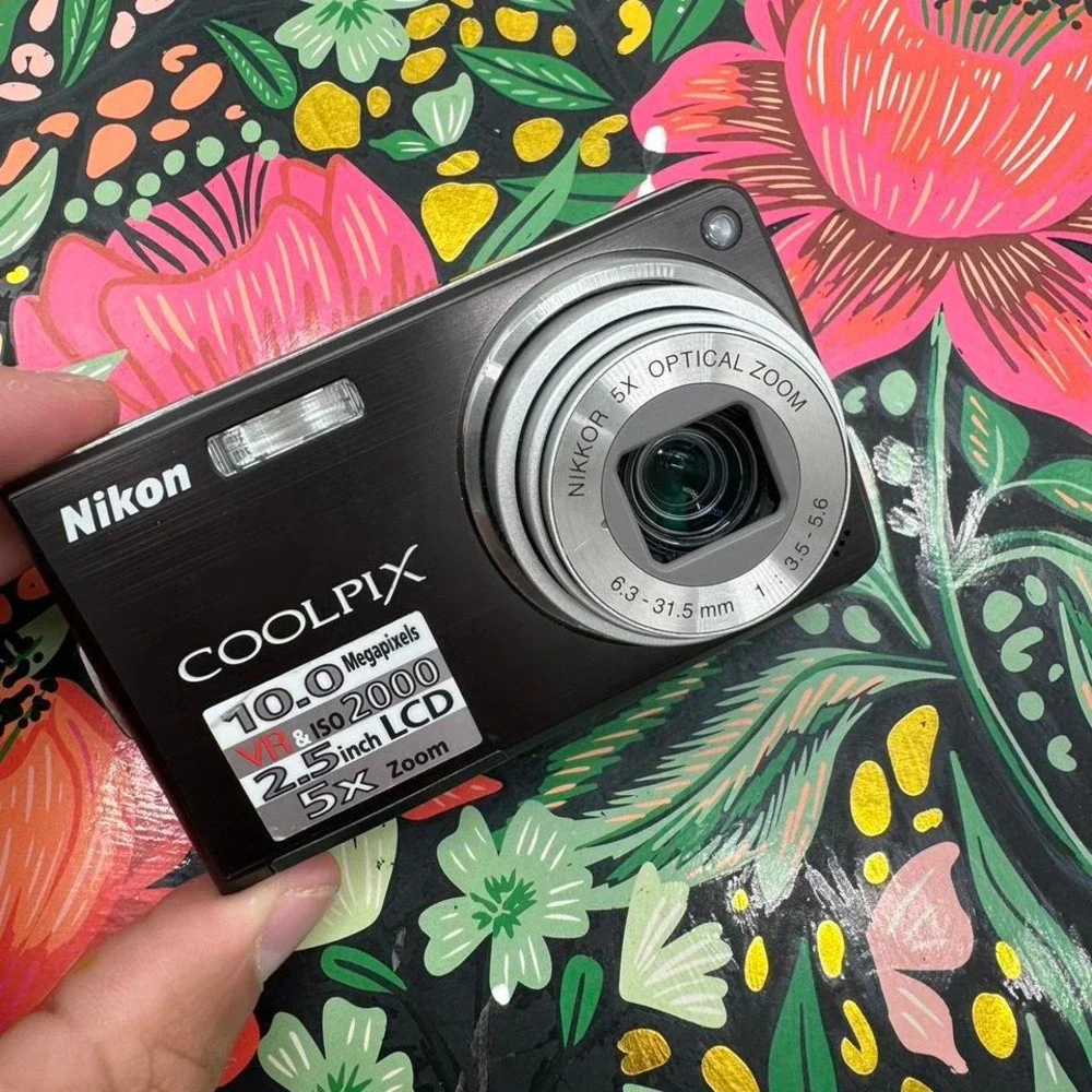 Nikon Coolpix S550 10.0MP Digital Camera Black 5x Zoom Bundle Charger Card